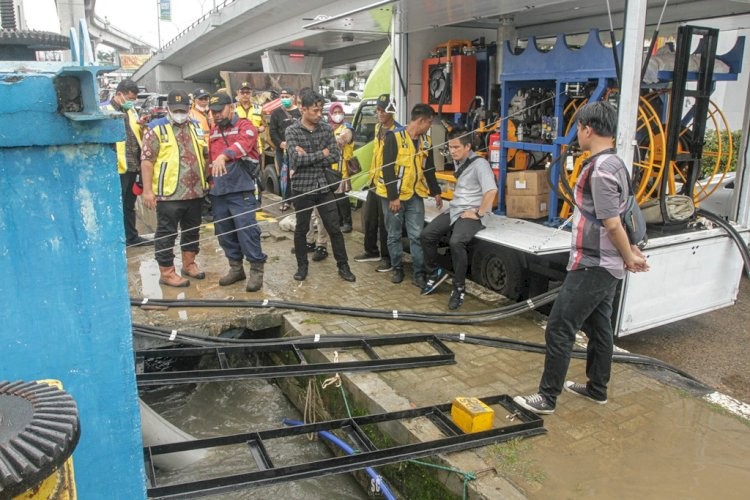 Antisipasi Banjir, BBWS Sumatera VIII Turunkan Mobil Pompa Sedot Genangan Air di Simpang Polda